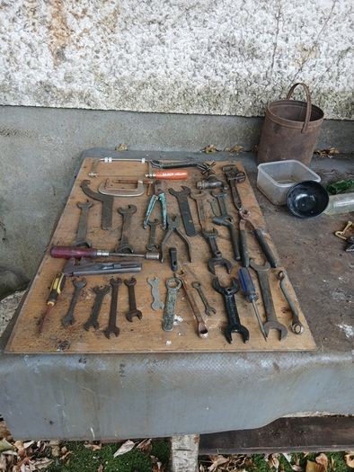 good amount of vintage tools