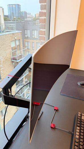 Secretlab MAGNUS desk + monitor arm + desk mat