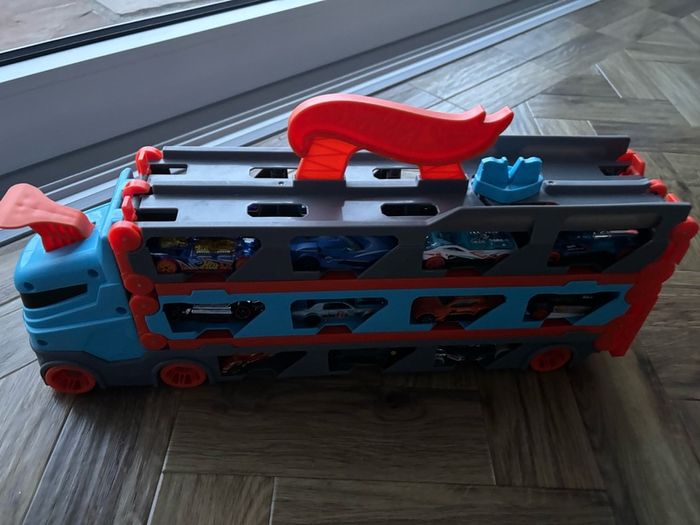 Hot wheels transporter and 22 cars