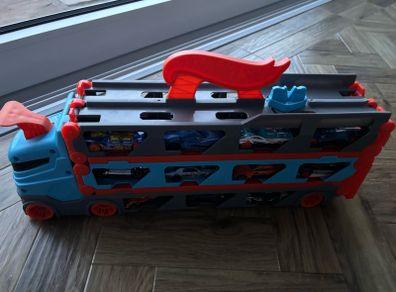 Hot wheels transporter and 22 cars