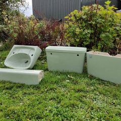 Avocado green sink and pedestal, 2 cisterns ,1 with no lid.
