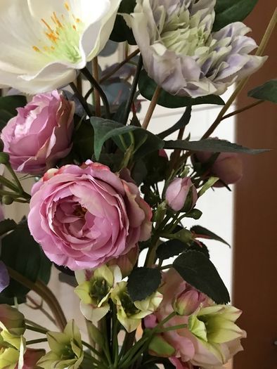 Stunning vase with Silk Flowers (Flowers are from Arnotts so exceptional Quality)
