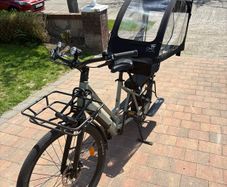 Kuma cargo bike with cover