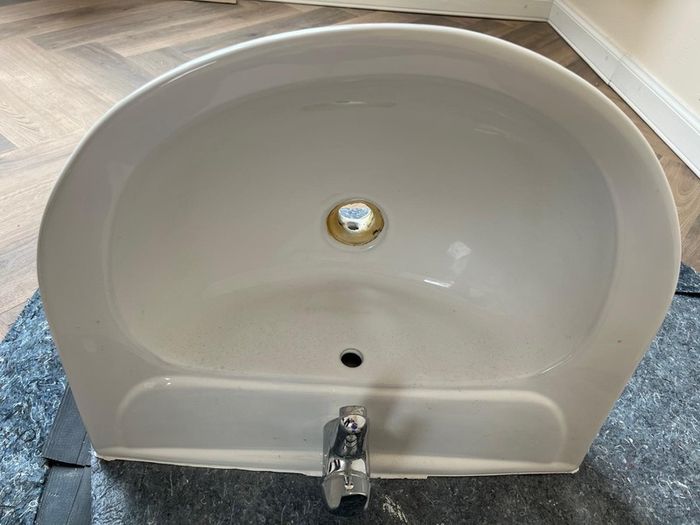 wall-hung bathroom basin with full pedestal