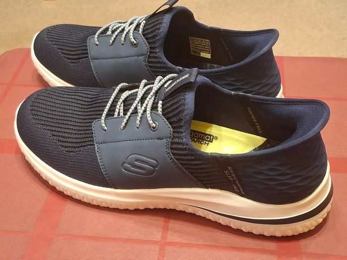 SKECHERS Slip-Ins - Size 9 - Excellent - As NEW