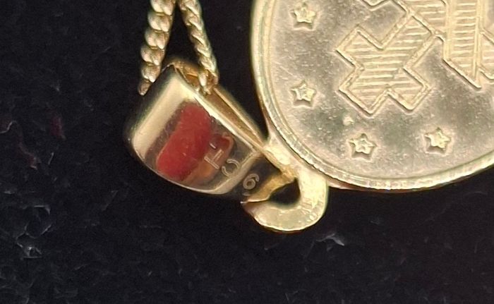 9ct Yellow Gold Miraculous Medal Pendant necklace