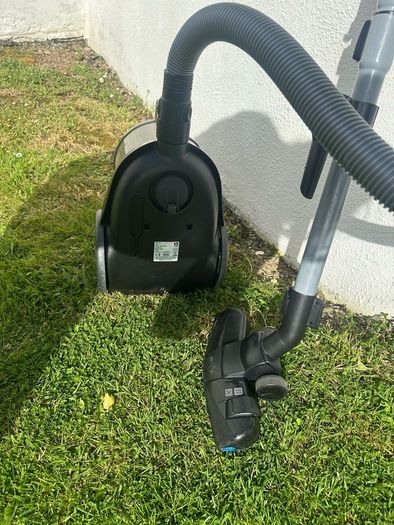 Philips PowerPro Compact bagless vacuum cleaner