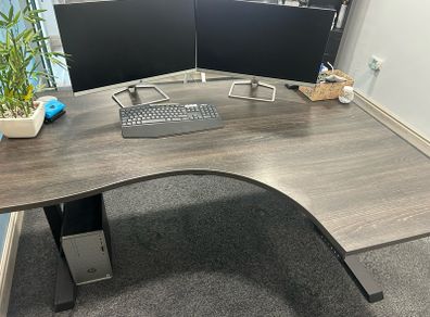 Adjustable desk