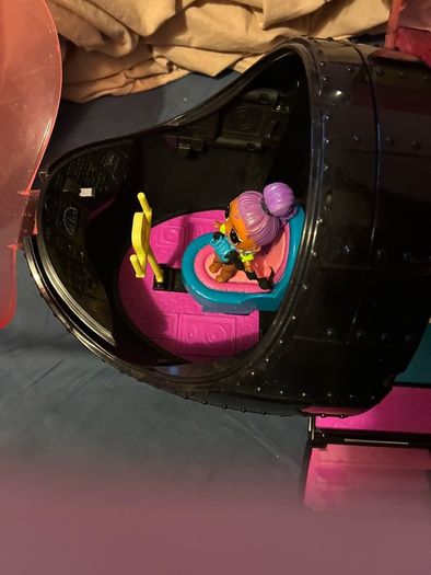 LOL plane with 4 dolls