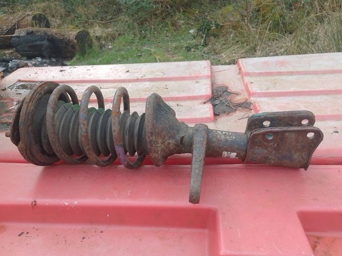 Landrover Freelander 1 front drivers strut shock spring