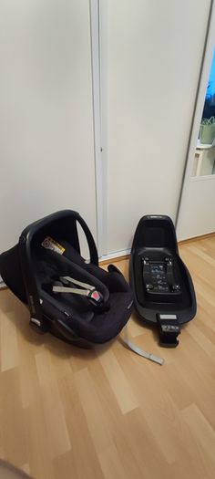 Maxi-Cosi infant car seat with ISOFIX base