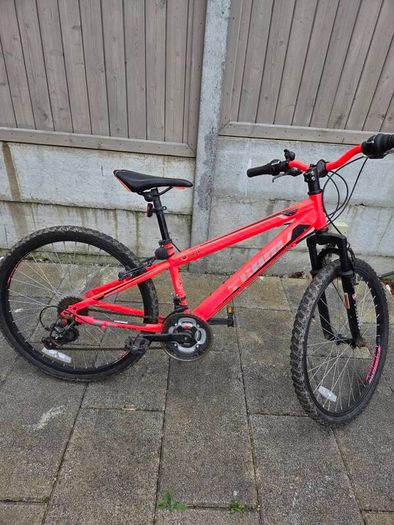 Assorted kids' bikes