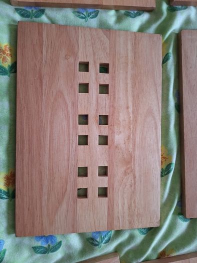 Beautiful set of hardwood tableware, consisting of 4 place mats and 4 coasters.