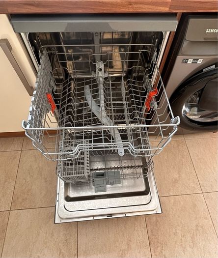 Hotpoint dishwasher, very good condition