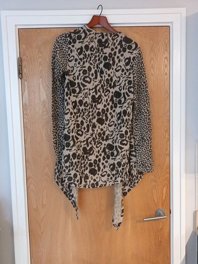 Vila Visprir Cardigan.  S. L- 14.  B.N.W.T