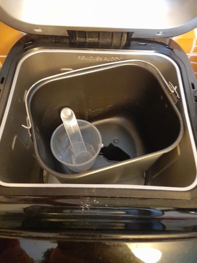 Breadmaker machine