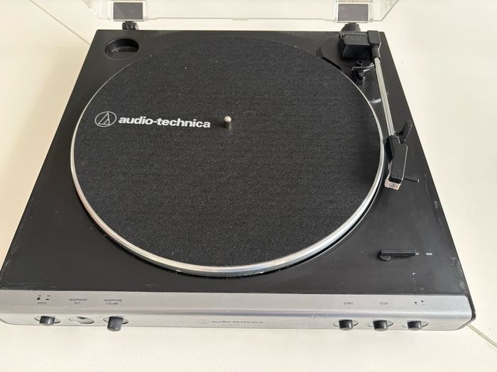 Audio Technica AT-LP60XHP vinyl record player