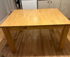 Extendable dining table and four chairs