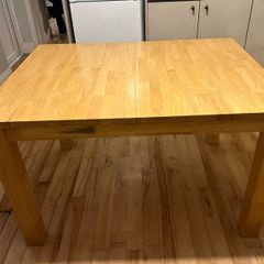 Extendable dining table and four chairs
