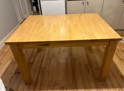 Extendable dining table and four chairs