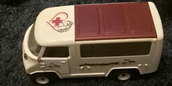 Schleich Horse Large Lot  Stable, Horses, Fencing,car Ambulance  Accessories