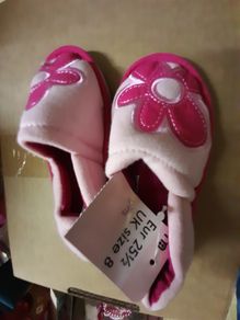 Girls slippers Size 8. Brand new