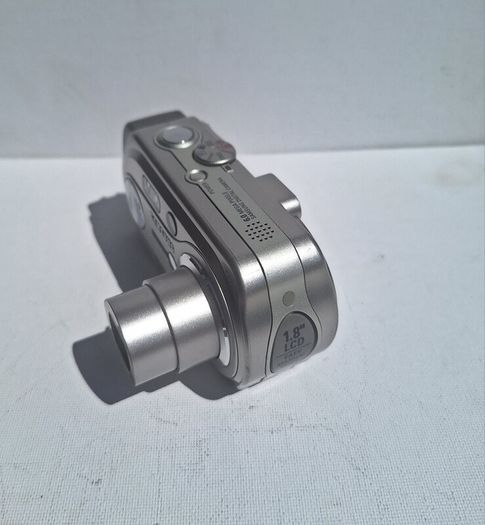 Samsung Digimax A6 compact digital camera.