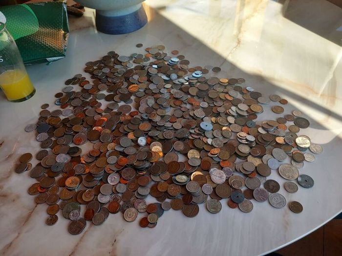 650 coins from around the world, post 6e, D18
