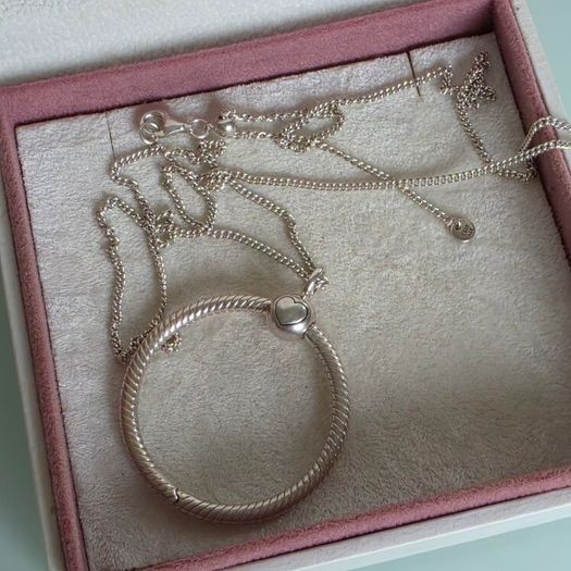 Pandora large O pendant necklace size ajustable. Very good condition