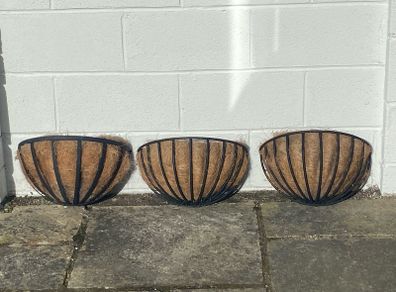 Hanging wall basket x 3