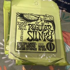 Ernie Ball Regular Slinky Guitar Strings