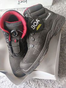Safety boots