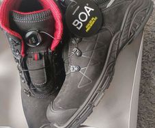 Safety boots