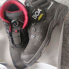 Safety boots
