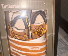 timberland Infant hat & boot set