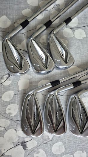 Mizuno JPX 923 Hot Metal irons and Sirxon Bag