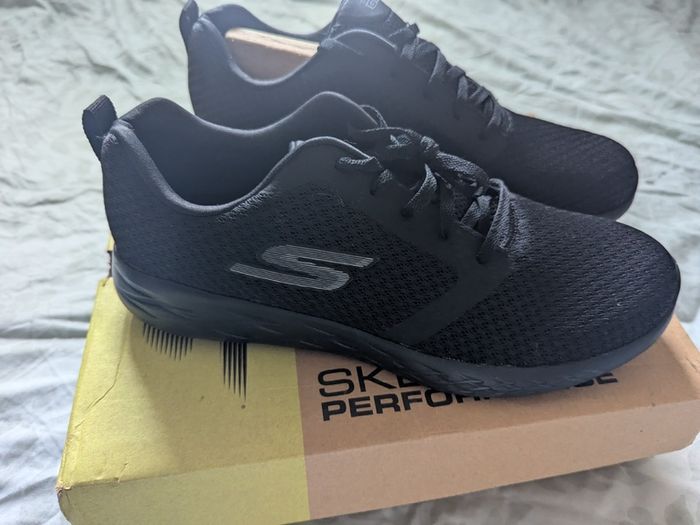 Skechers go run 600-circulate gen 5 all black ( Size 12UK /47EUR )
