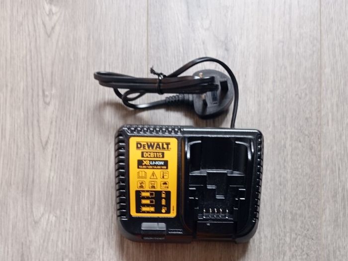 DeWalt dcb118 Charger (New)