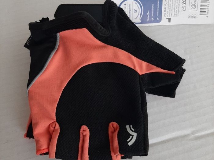 New cycling gloves with tag
