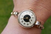 Vintage INGERSOLL Ladies Rolled Gold 7 jewels bracelet watch rolled gold (in working order)
