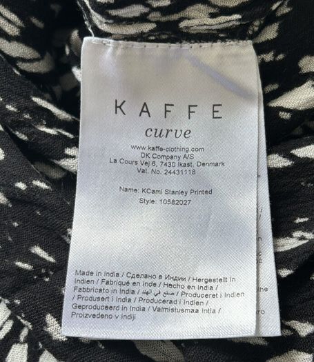 Ladies Black & White Short Sleeved Top from Kaffa Curve Size: UK 20 / EU 48