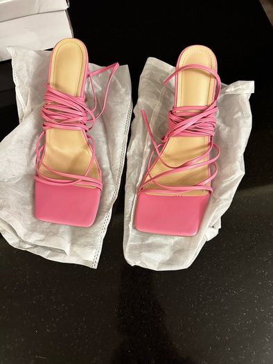Women's strapped shoes