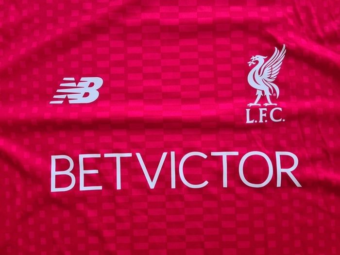 Liverpool New Balance Betvictor red T shirt size L