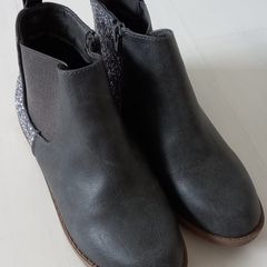 Girls boots.