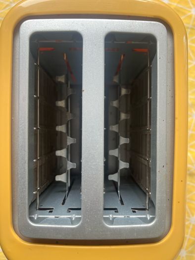 De'Longhi Active Line 2-Slice Toaster (Model CTLAP2203Y) in yellow