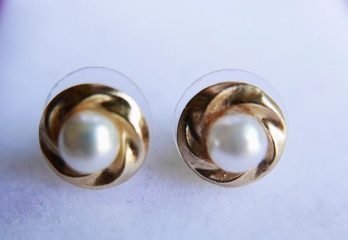 Vintage Solid 9ct Yellow Gold 375 Pearl Earrings.  08g.