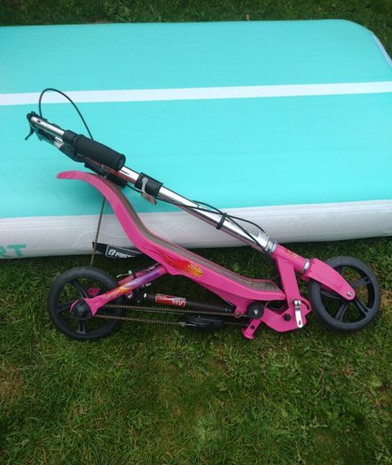 Space Scooter - Pink.(Foldable)+ 2 Kids skate pads set.Excellent working condition