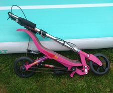 Space Scooter - Pink.(Foldable)+ 2 Kids skate pads set.Excellent working condition
