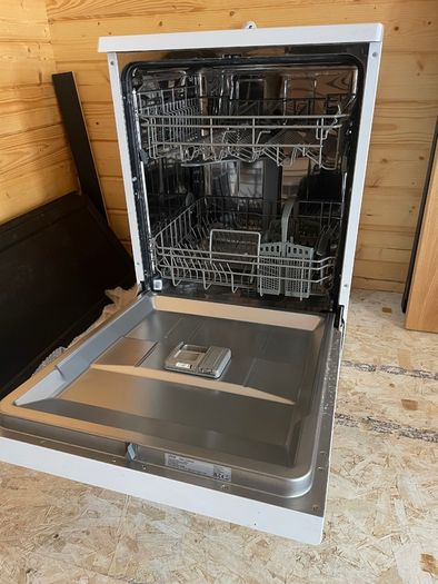 LOGIK LDW60W23 Full Size Dishwasher