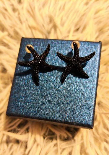 Small Shiny Earrings with Black Starfish Motif Elegant Minimal Style